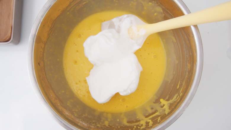 香橙蛋糕卷,取三分之一蛋白霜加入蛋黄糊中，切拌均匀