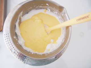 香橙蛋糕卷,将面糊倒入剩余的蛋白霜中，切拌均匀