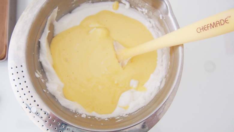 香橙蛋糕卷,将面糊倒入剩余的蛋白霜中，切拌均匀