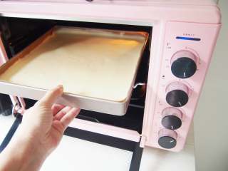 香橙蛋糕卷,将烤盘放入烤箱，中层上下火，160度，20分钟左右熟透即可