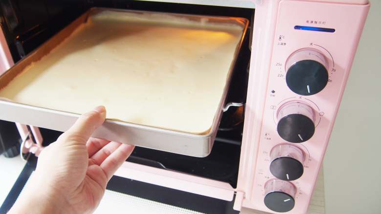 香橙蛋糕卷,将烤盘放入烤箱，中层上下火，160度，20分钟左右熟透即可
