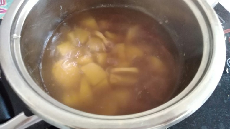 红薯红糖姜汁小汤圆,盖上锅盖，水烧开后转中小火煮15-20分钟。