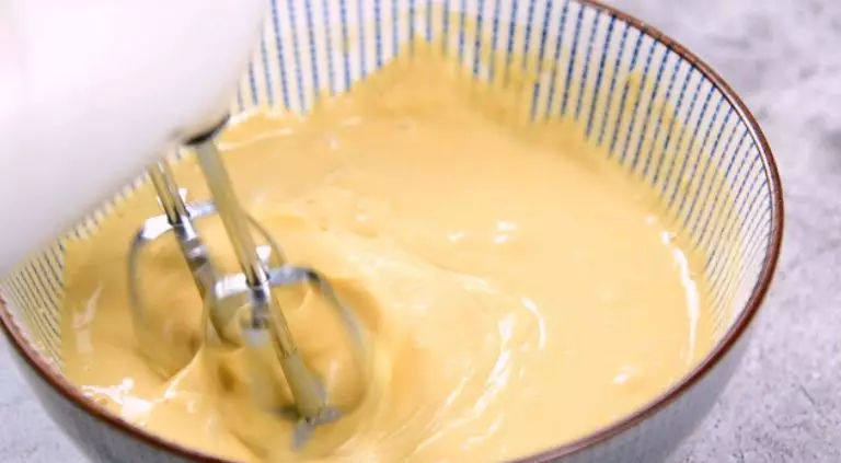 简版红糖糕(懒人必备)的做法,搅拌均匀后，用打蛋器打成均匀面糊