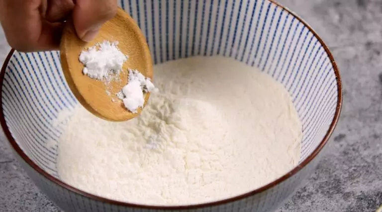 简版红糖糕(懒人必备)的做法,碗中放入酵母粉再加入温水