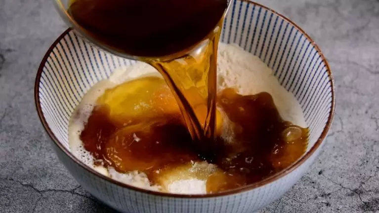 简版红糖糕(懒人必备)的做法,面粉中加入泡打粉，搅拌均匀，再加入酵母水、鸡蛋、白糖、红糖水