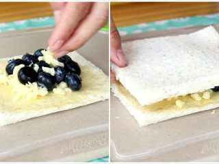 百变水果 爆浆蓝莓吐司,蓝莓上面撒上余下10g的奶酪碎，盖上另一片吐司