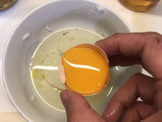 黄金腊肠火腿蛋炒饭,打两个鸡蛋，蛋黄与蛋清要分开