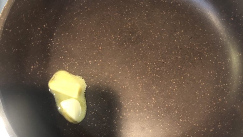 黄金腊肠火腿蛋炒饭,中火加入蒜和牛油