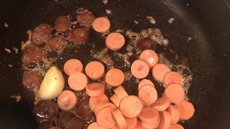黄金腊肠火腿蛋炒饭,在加点<a style='color:red;display:inline-block;' href='/shicai/ 851'>橄榄油</a>，然后就把腊肠火腿和菜圃放入，改小火慢煎。煎熟后盛起来放一旁备用。