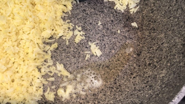 黄金腊肠火腿蛋炒饭,能看到米饭变金黄后把米饭推在一个位置，倒入橄榄油