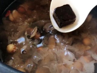 百变水果 汤圆银耳甜汤,自然解压后加一块红糖；再次启动电锅煮开，至红糖完全融化。