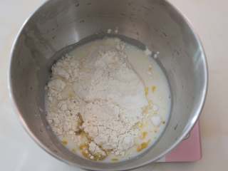 小餐包,食材。将鸡蛋、牛奶、先倒入厨师机桶内。糖、盐对角线放置，再放入面粉，面粉中挖个洞，放入酵母。