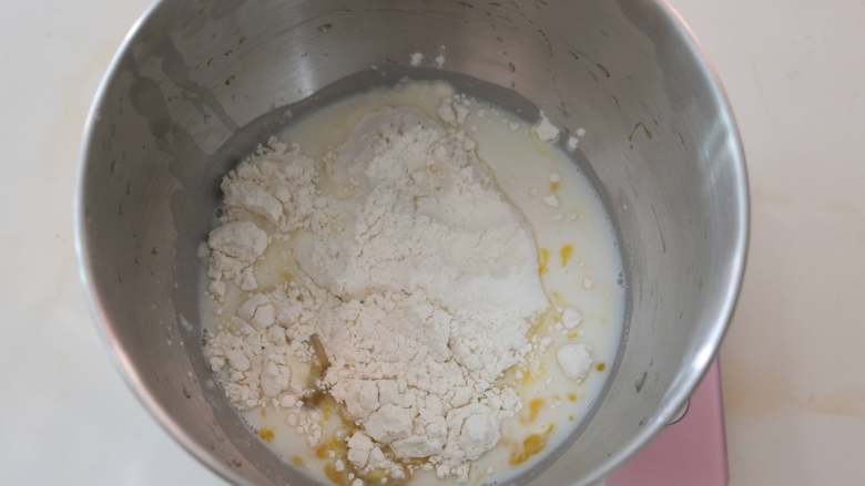 小餐包,食材。将鸡蛋、牛奶、先倒入厨师机桶内。糖、盐对角线放置，再放入面粉，面粉中挖个洞，放入酵母。