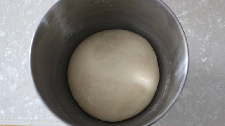 小餐包, 将面团揉圆，放于温暖湿润处进行发酵。当面团发酵至2倍大时，手指沾面粉，插入面团，面团不塌陷，不回缩即为发酵好了。