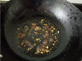 千张肉卷,油锅爆香葱白和姜末，加适量水喝酱油大火烧开；