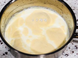 6寸奥利奥慕斯（无黄油版）,吉利丁粉全部加入牛奶中。