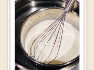 6寸奥利奥慕斯（无黄油版）,用手动打蛋器搅拌均匀后，隔水加热，使其吉利丁粉完全融化至牛奶中。然后放置一边，晾凉。