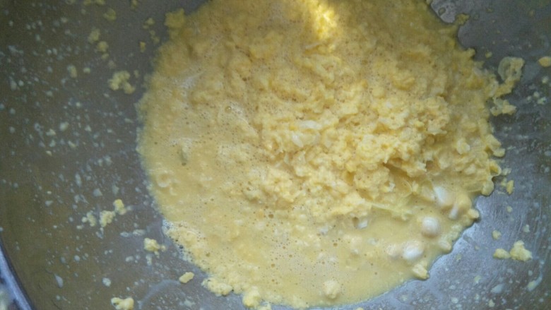 玉米蛋花汤,玉米用刨子刨碎。