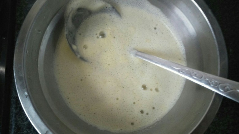 玉米蛋花汤,水煮沸时表面会有些泡泡，用勺子勺出来。