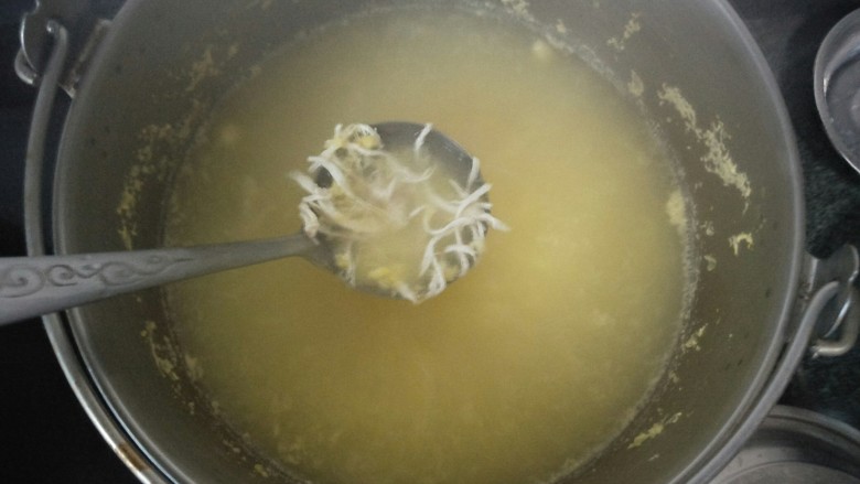 玉米蛋花汤,放入鸡胸丝煮十五分钟