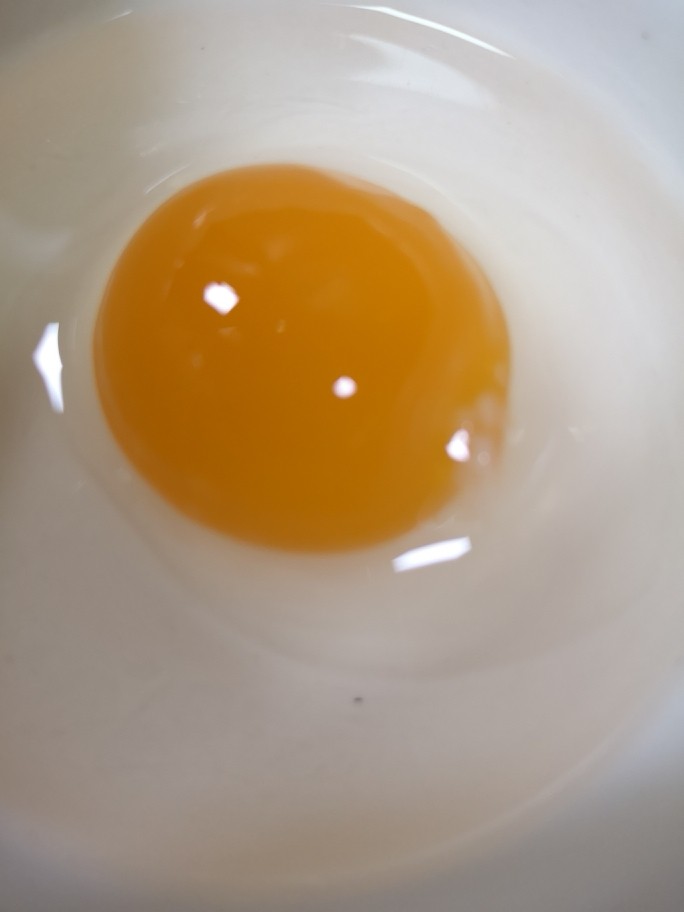 星空下的蛋黄酥,蛋黄表面喷高度白酒，入烤箱180℃，烤5分钟