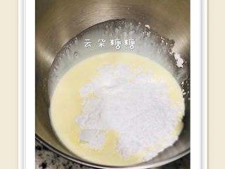 6寸奥利奥慕斯（无黄油版）,糖粉全部加入淡奶油中，用电动打蛋器，高速打发。将淡奶油打发至5-6分发。此时的淡奶油出现明显纹路，提起打蛋器后，滴落的淡奶油可以堆叠在表面而不是马上消失，但是整体淡奶油还是呈液体流动状。