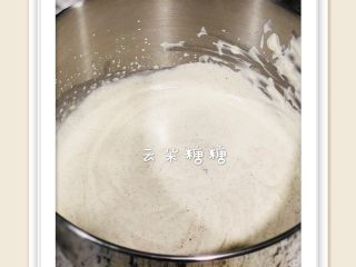 6寸奥利奥慕斯（无黄油版）,将打发好的淡奶油和奥利奥牛奶液，用刮刀翻拌均匀，切记不要搅拌。奥利奥慕斯液做好了。
