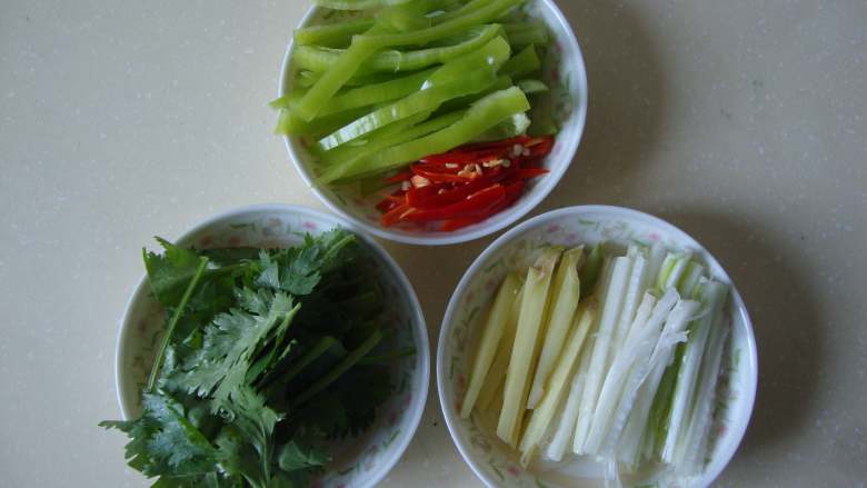大连特色菜：生拌嘎巴虾,青椒、小米椒、葱姜切丝