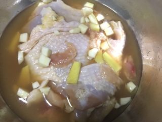 照烧鸡腿肉,2️⃣ 加入少量水，2勺生抽，1勺料酒，切一点生姜和蒜，撒上黑胡椒粉，用手揉搓均匀，腌制30分钟。