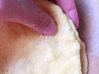蜜红豆松饼,把两片面皮的边边捏合