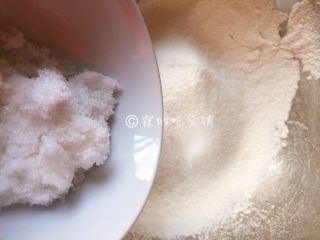 蜜红豆松饼,低粉和泡打粉混合过筛，加入细砂糖和盐，混合均匀