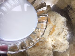 蜜红豆松饼,再加入牛奶（每个牌子的面粉吸水性不同，所以牛奶建议不要一下子全部加入，少量多次的加，能揉成团就可以了。）