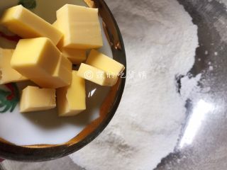 蜜红豆松饼,加入软化的黄油，用两手揉搓，使黄油和面粉充分混合