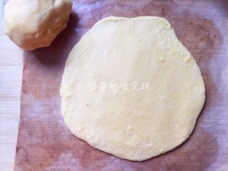 蜜红豆松饼,然后把面团一分为二，先把一份面团按扁，成圆形