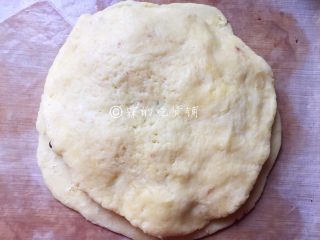 蜜红豆松饼,然后把另一份面团也压成圆形，覆盖在铺了蜜红豆的第一层上