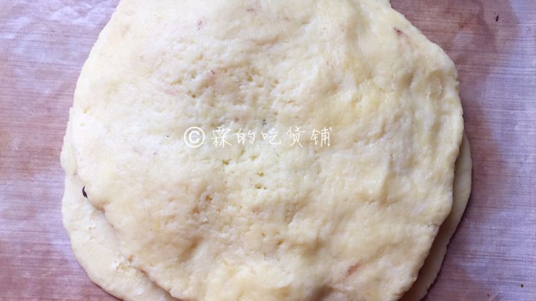 蜜红豆松饼,然后把另一份面团也压成圆形，覆盖在铺了蜜红豆的第一层上