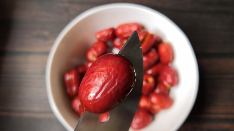 百变水果  百香果味糯米酿红枣,用小刀把取过核的红枣划一刀，注意不要划到底。