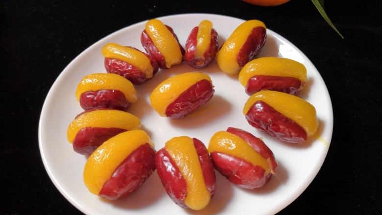 百变水果  百香果味糯米酿红枣,装入盘中。
