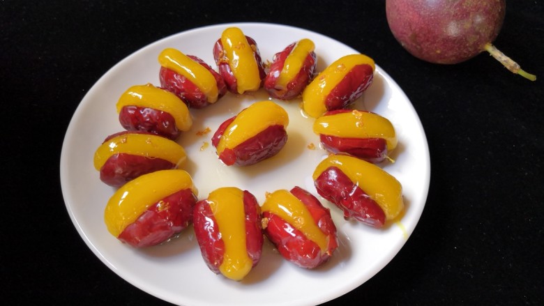 百变水果  百香果味糯米酿红枣,也可以淋上一点蜂蜜。