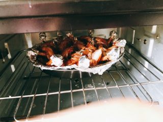 蜜汁烤翅根-年夜饭、宴请菜类,将翅根装到烤盘，放入烤箱上下火190度烤25分钟。