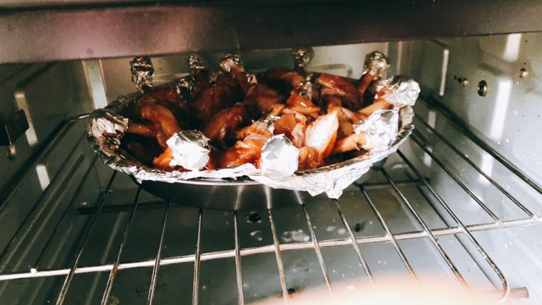 蜜汁烤翅根-年夜饭、宴请菜类,将翅根装到烤盘，放入烤箱上下火190度烤25分钟。