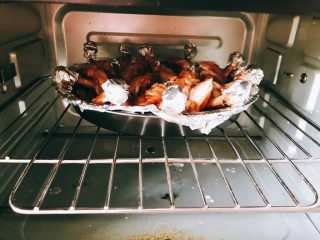 蜜汁烤翅根-年夜饭、宴请菜类,全部裹好蜂蜜后二次放入烤箱上下火190度烤20分钟。