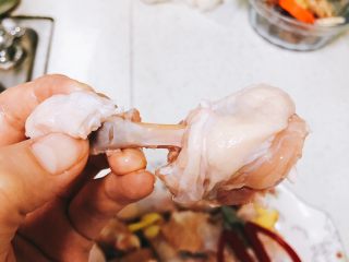 蜜汁烤翅根-年夜饭、宴请菜类,用剪刀将翅根柄头位置下方剪一圈，剪下筋和肉。