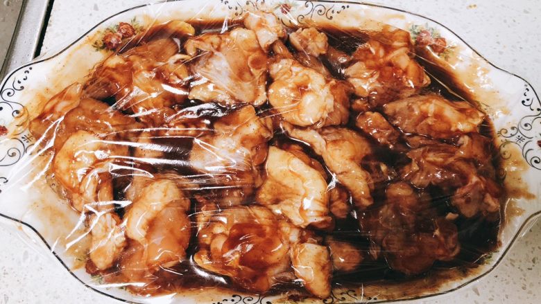 蜜汁烤翅根-年夜饭、宴请菜类,搅拌均匀，包上保鲜膜放冰箱冷藏一晚上入味。
