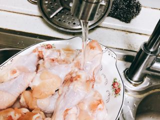 蜜汁烤翅根-年夜饭、宴请菜类,解冻后用水冲洗干净。
