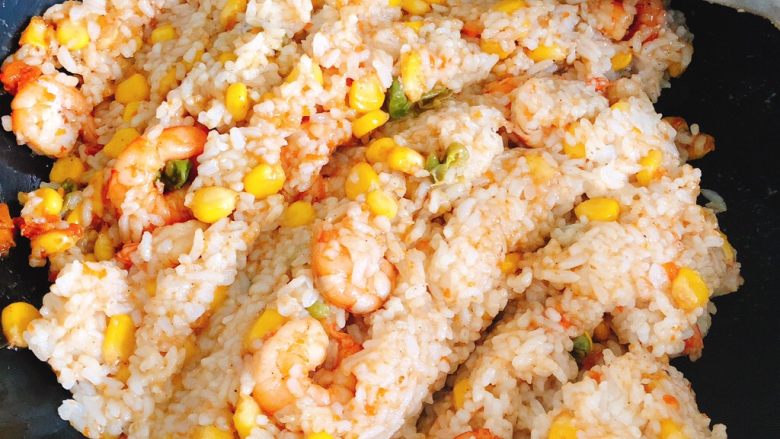 蛋包虾仁炒饭-宴请菜之主食,将米饭与其他食材搅拌均匀。