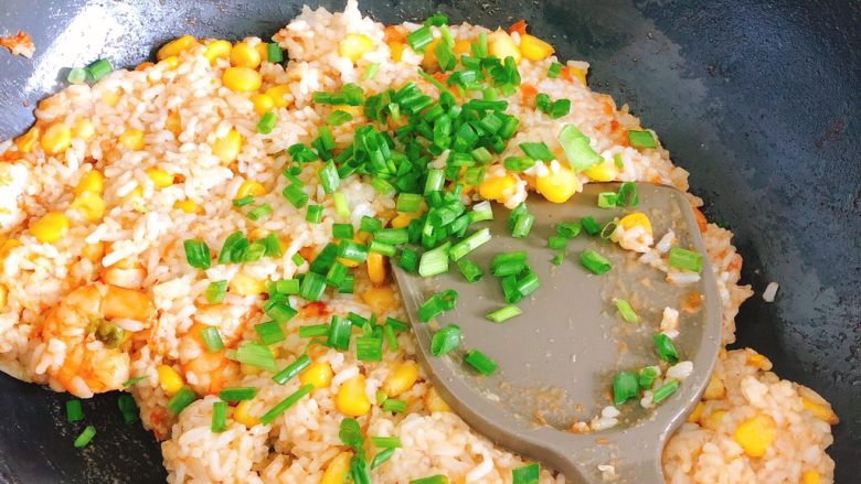蛋包虾仁炒饭-宴请菜之主食,撒入葱花，翻炒30秒后关火。