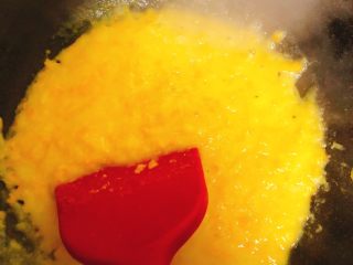 金桔柠檬酱,将金桔汁倒入平底锅里，开中火煮。再加入黄冰糖！冰糖融化后转小火，继续熬煮45分钟，中途要不停搅拌，以免糊锅。熬煮至水分收干，呈粘稠慢滑落状。
