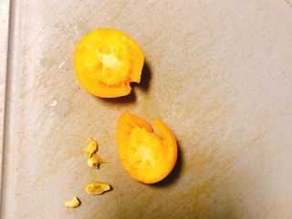 金桔柠檬酱,先用盐搓洗金桔表面，再用清水浸泡半小时。
»金桔的食疗功效都在皮上，用盐搓洗可以深度清洗金桔上的农药和脏东西的残留。
然后仔细去掉金桔的所有籽！