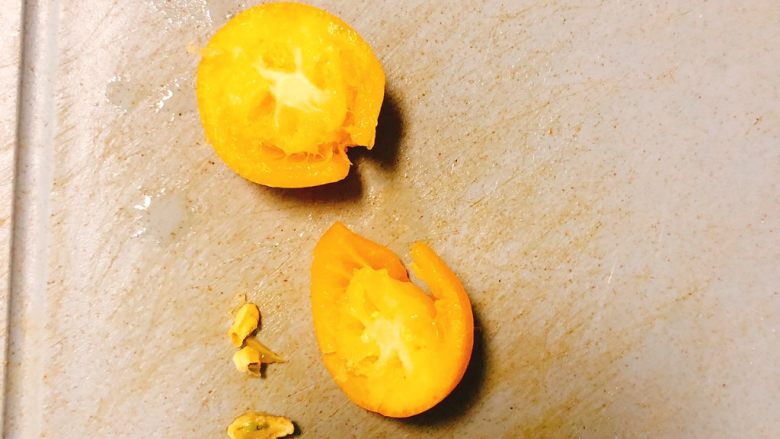 金桔柠檬酱,先用盐搓洗金桔表面，再用清水浸泡半小时。
»金桔的食疗功效都在皮上，用盐搓洗可以深度清洗金桔上的农药和脏东西的残留。
然后仔细去掉金桔的所有籽！